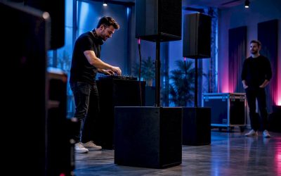 Dj test anonieme luidsprekers in showroom