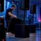Dj test anonieme luidsprekers in showroom