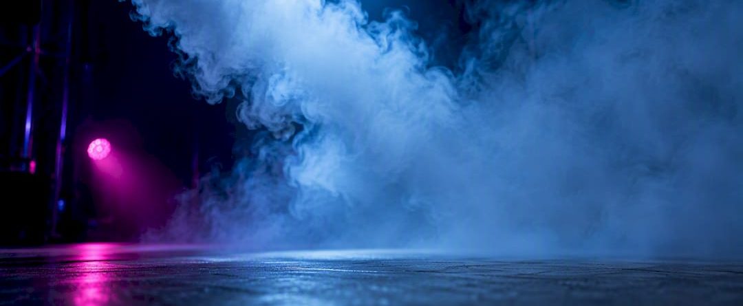 Rookwolk zichtbaar in een blauwe lichtstraal