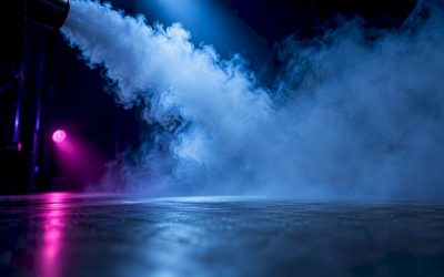 Rookwolk zichtbaar in een blauwe lichtstraal