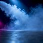 Rookwolk zichtbaar in een blauwe lichtstraal