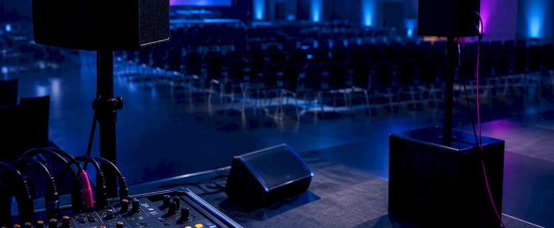 Anonieme PA-installatie tijdens een professionele soundcheck