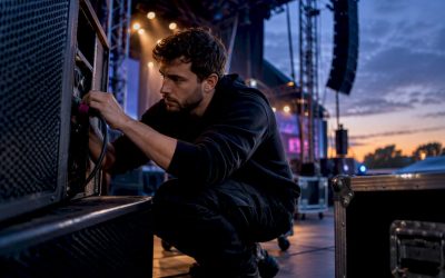 Technicus test geluidsinstallatie tijdens de opbouw van het evenement