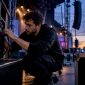 Technicus test geluidsinstallatie tijdens de opbouw van het evenement