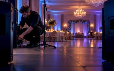 Geluidstest van de geluidsinstallatie in de trouwzaal