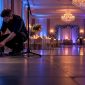 Geluidstest van de geluidsinstallatie in de trouwzaal