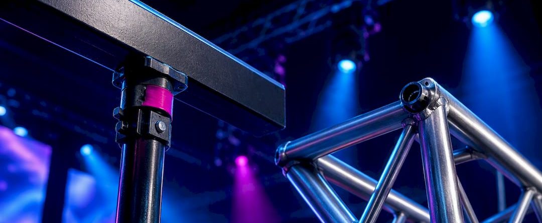 Anonieme T-bar en truss tijdens het opbouwen van het podium