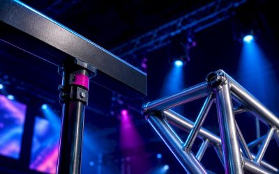 Anonieme T-bar en truss tijdens het opbouwen van het podium