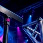 Anonieme T-bar en truss tijdens het opbouwen van het podium