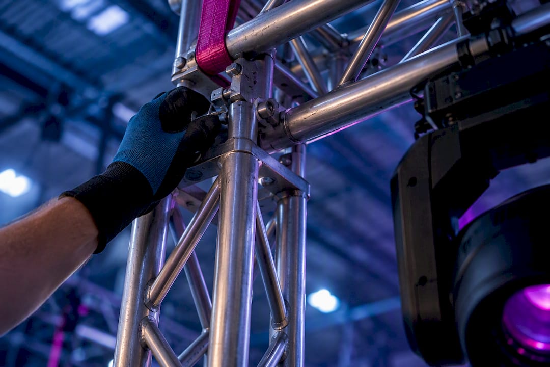 Technicus controleert een verbinding van evenemententakelage