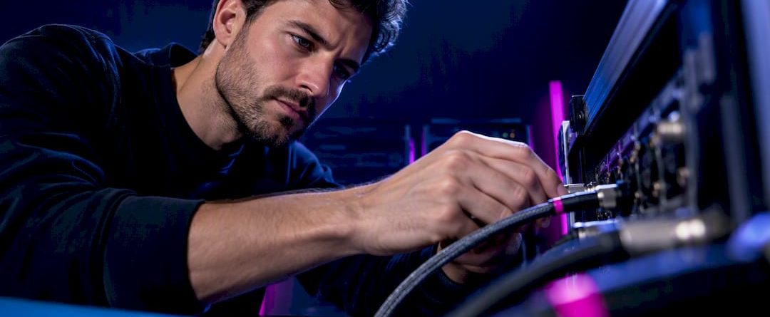Technicus bekijkt de oorzaak van de brom in het audiosignaal