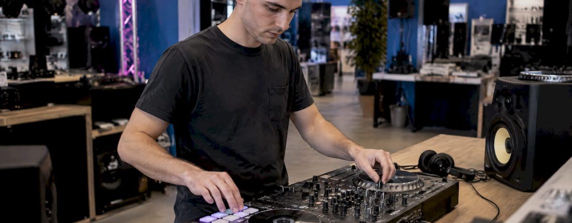DJ-controller met hot-cue pads en loopbediening