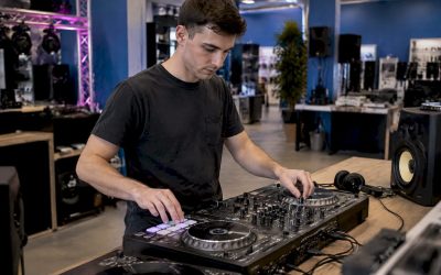 DJ-controller met hot-cue pads en loopbediening