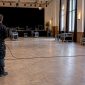 Luidsprekers geplaatst rondom een lege dansvloer
