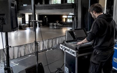 Technicus stelt het PA-systeem af met een meetmicrofoon
