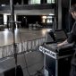 Technicus stelt het PA-systeem af met een meetmicrofoon