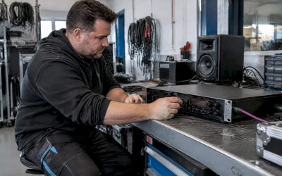 Technicus stelt de DSP-processor voor luidsprekers af