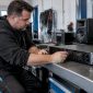 Technicus stelt de DSP-processor voor luidsprekers af