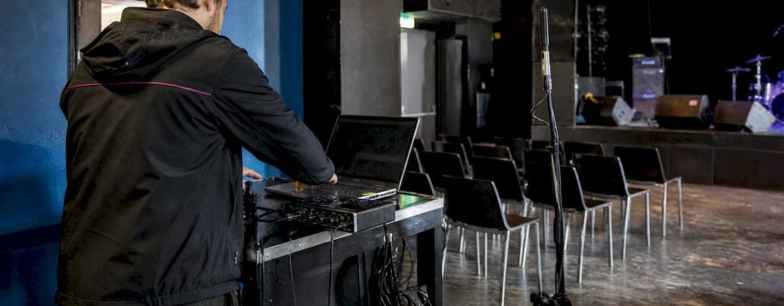 Technicus doet een live RTA-geluidscheck