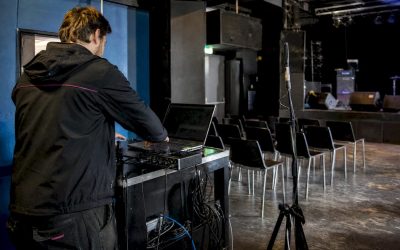 Technicus doet een live RTA-geluidscheck