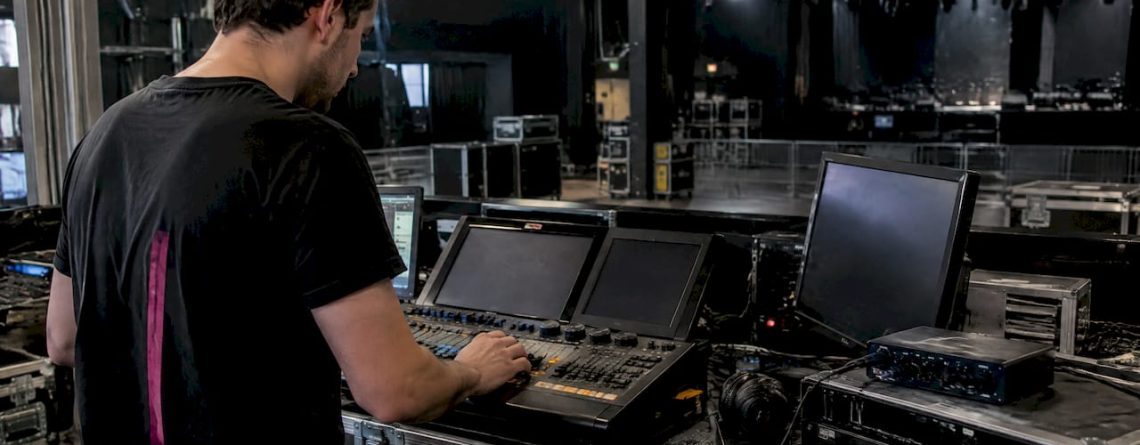 Lichttechnicus controleert de muzieksynchronisatie voor de show