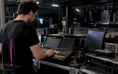 Lichttechnicus controleert de muzieksynchronisatie voor de show