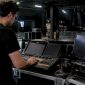 Lichttechnicus controleert de muzieksynchronisatie voor de show