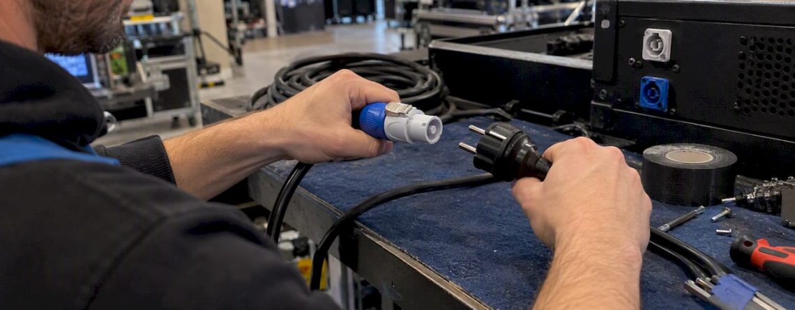 Technicus vergelijkt PowerCON- en Schuko-kabels