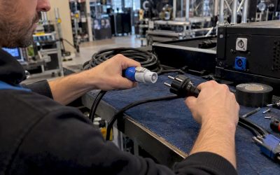 Technicus vergelijkt PowerCON- en Schuko-kabels