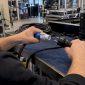 Technicus vergelijkt PowerCON- en Schuko-kabels