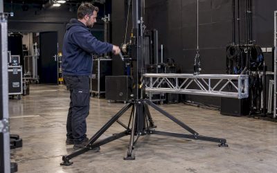 Technicus hijst truss met wind-up statief