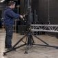 Technicus hijst truss met wind-up statief