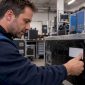 Technicus controleert proeflabel op flightcase