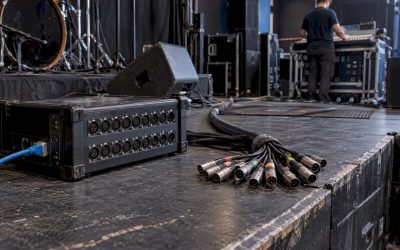 Analoge multicore naast digitale stagebox op het podium
