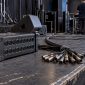 Analoge multicore naast digitale stagebox op het podium