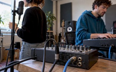 Microfoon en keyboard aangesloten op een mixer