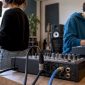 Microfoon en keyboard aangesloten op een mixer