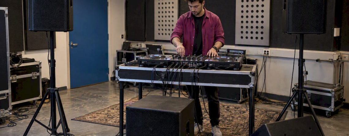 Dj test een uitgebreide set in de oefenruimte
