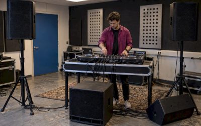 Dj test een uitgebreide set in de oefenruimte