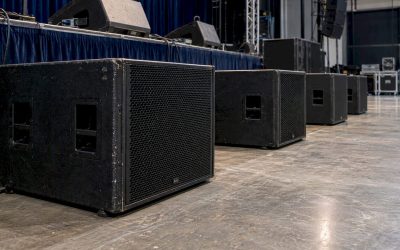 Subwooferrij aan het einde van het podium