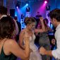 Gasten dansen onder de feestverlichting op een bruiloft