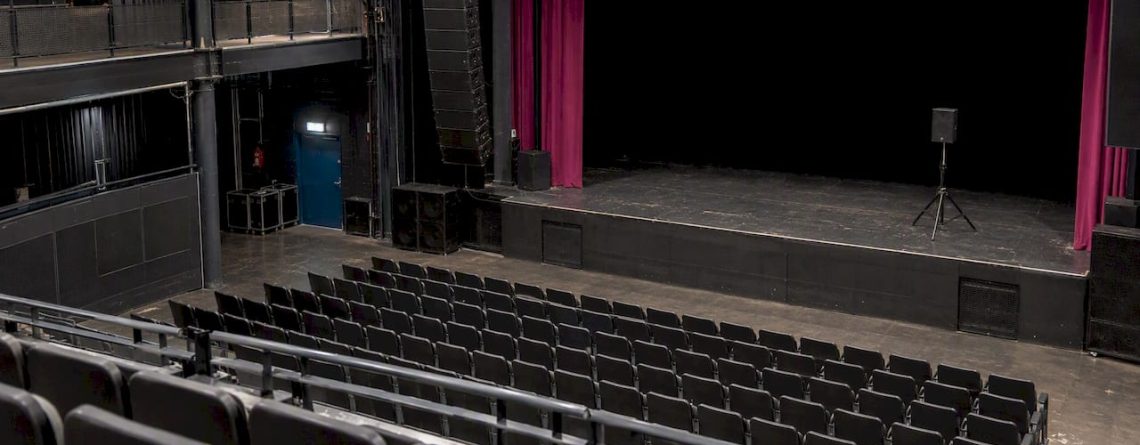 Line-array en puntbron in een concertzaal