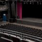 Line-array en puntbron in een concertzaal