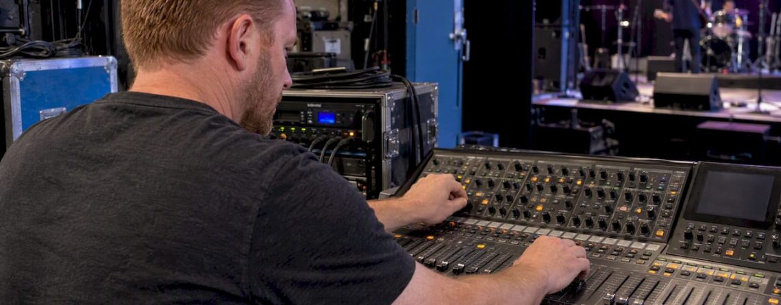 Technicus bedient de dynamiekregeling tijdens de soundcheck