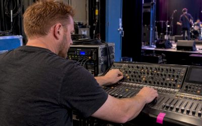 Technicus bedient de dynamiekregeling tijdens de soundcheck