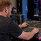 Technicus bedient de dynamiekregeling tijdens de soundcheck
