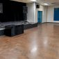 Subwoofers geplaatst vlakbij het podium van een evenementenhal