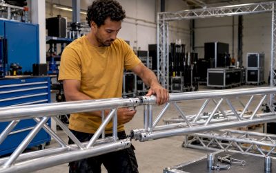 Technicus plaatst trussconstructie met koppelingen