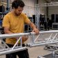 Technicus plaatst trussconstructie met koppelingen